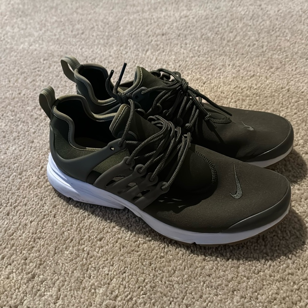 Nike - like new army green
